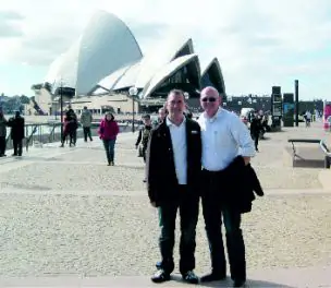 Die beiden Geschäftsführer von MAGU Bausysteme Deutschland und Zego Australien stehen vor dem berühmten Sydney Opera House in Australien während ihres Besuchs bei Zego Australien.
