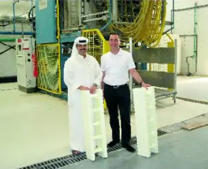 Der Geschäftsführer von MAGU Bausysteme steht mit dem Partner in der Produktionshalle in Bahrain mit MAGU-Bauelementen in der Hand und demonstrieren deren Anwendung.