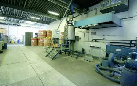 Rohmateriallager von MAGU mit Lagerbehältern und Maschinen zur Verarbeitung der Rohstoffe für die Produktion von EPS-Hartschaum.