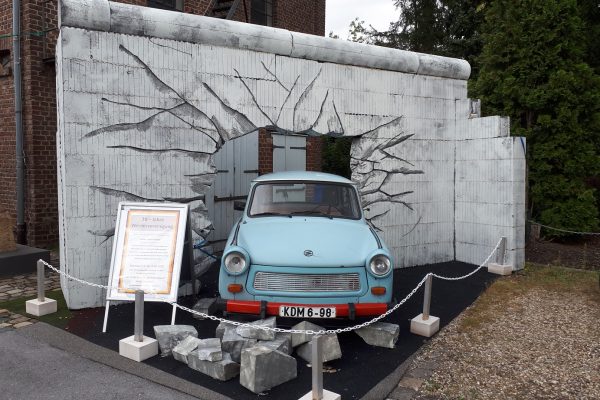 Trabi durchbricht die Berliner Mauer – MAGU Wand als perfekte Kulisse
