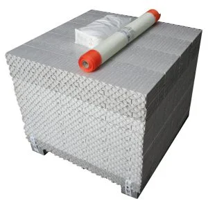 Innenwandelemente auf Palette mit Zubehör wie Armierungsgewebe und Material zur Verarbeitung.