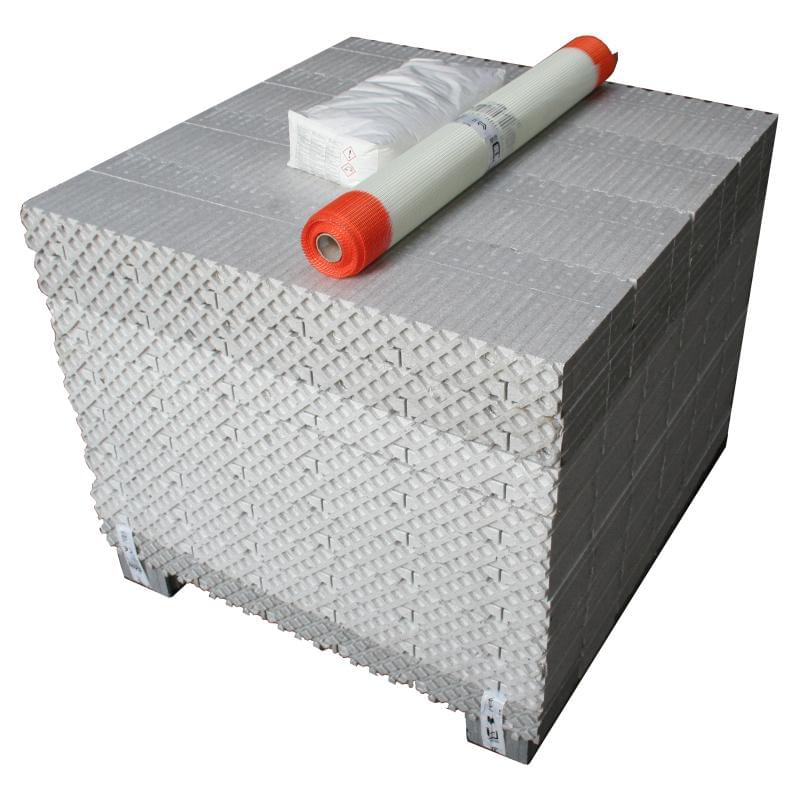 Innenwandelemente auf Palette mit Zubehör wie Armierungsgewebe und Material zur Verarbeitung.