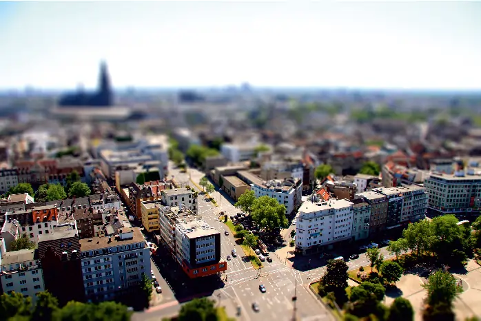 Luftaufnahme einer modernen Stadt mit Hochhäusern und Straßen.